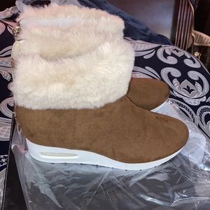 NWOT-DKNY BOOTS ~Size 9.5